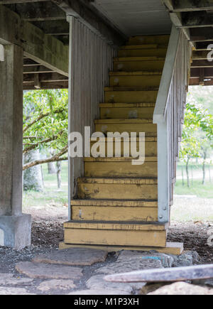 Biran, Cuba - 1 septembre 2017 : escalier en vertu de naissance de Fidel Castro à la maison. Banque D'Images