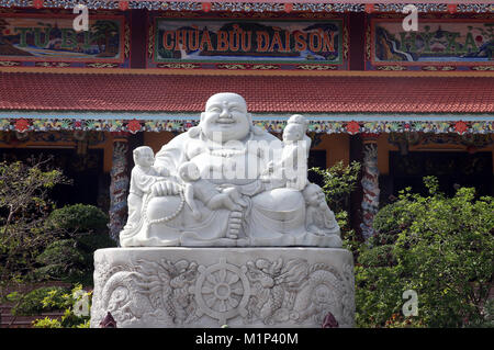 Statue du Bouddha souriant, le Dieu chinois du bonheur, de la richesse et de la chance, Buu Dai Chua pagode bouddhiste Fils, Danang, Vietnam, l'Indochine, l'Asie Banque D'Images