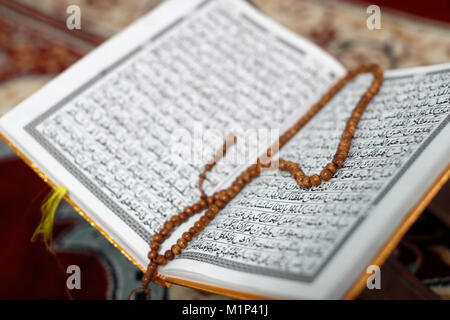 Saint Coran arabe (Coran) avec chapelet (tasbih), mosquée Jamiul Islamiyah, Ho Chi Minh City, Vietnam, Indochine, Asie du Sud-Est, l'Asie Banque D'Images