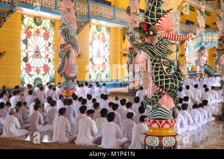 Les hommes et les femmes pieuses prières rituelles, la prière de midi, Saint-Siège Caodai Temple, Tay Ninh, Vietnam, Indochine, Asie du Sud-Est, l'Asie Banque D'Images