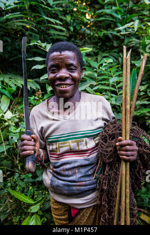 L'homme pygmée Baka de chasse dans la jungle dans la réserve spéciale de Dzanga-Sangha, UNESCO World Heritage Site, République centrafricaine, Afrique Banque D'Images