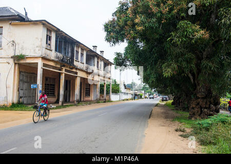 Vieille maison coloniale à Grand Bassam, UNESCO World Heritage Site, Côte d'Ivoire, Afrique de l'Ouest, l'Afrique Banque D'Images