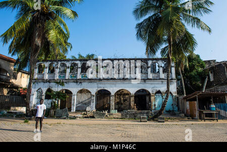 Vieille maison coloniale à Grand Bassam, UNESCO World Heritage Site, Côte d'Ivoire, Afrique de l'Ouest, l'Afrique Banque D'Images