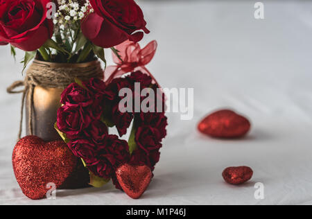 Affichage des roses et des coeurs avec un fond blanc. Banque D'Images