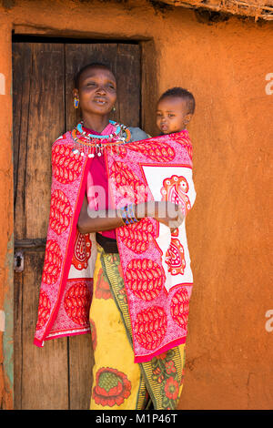 Masai africaine femme et bébé, Masai Mara, Kenya, Afrique de l'Est, l'Afrique Banque D'Images