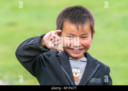 Portrait d'un nomade mongol petit garçon, au nord, la Mongolie, province Hangay Asie centrale, Asie Banque D'Images