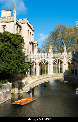 Barques sous le Pont des Soupirs, Saint John's College, Université de Cambridge, Cambridge, Angleterre, Royaume-Uni, Europe Banque D'Images