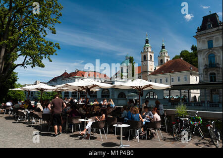 Les cafés en plein air le long de la rivière Ljubljanica et la cathédrale de Saint Nicolas à l'arrière-plan, Ljubljana, Slovénie, Europe Banque D'Images