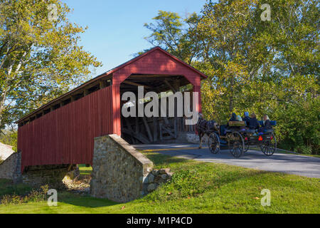 Cheval Amish Buggy, Forge Piscine pont couvert, construit en 1859, le comté de Lancaster, Pennsylvanie, États-Unis d'Amérique, Amérique du Nord Banque D'Images