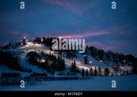 Belle vue sur d'une pente allumé pour le ski de soirée à Steamboat Springs, Colorado, après le coucher du soleil Banque D'Images