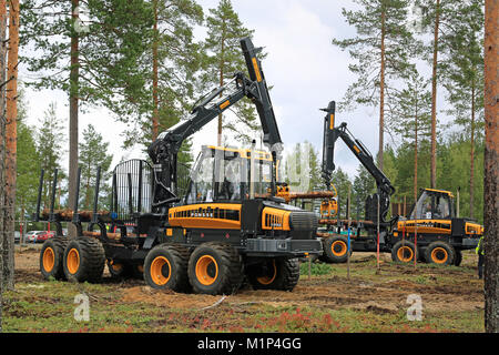 JAMSA, FINLANDE - le 29 août 2014 professionnels non identifiés : prendre part à l'opérateur de machine forestière nationale, tenue à la concurrence FinnMETKO 2014. Banque D'Images