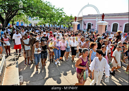 REMEIDOS, CUBA, le 7 mai 2009. Beaucoup de gens d'une ville de festival, dans Remeidos, Cuba, le 7 mai 2009. Banque D'Images