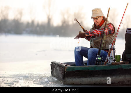 Vieux Pêcheur sur le lac de pêche avec appât Banque D'Images