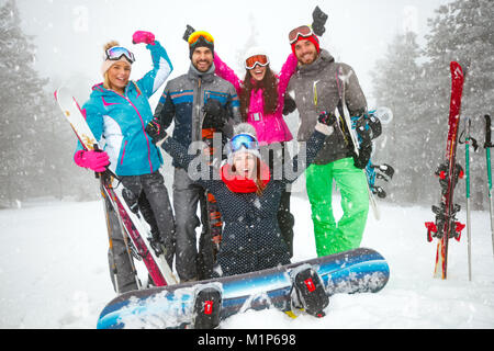 Group of smiling snowboarders s'amuser dans la montagne Banque D'Images