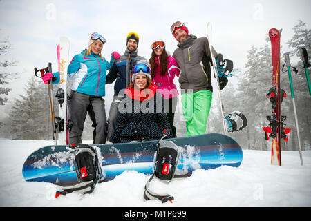 Groupe d'amis skieurs et snowboardeurs s'amuser sur la pente Banque D'Images