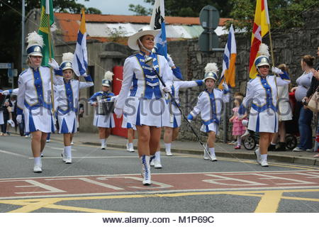 Une fanfare dans unifrom marches à travers les rues de Sligo sur le dernier jour d'un festival de musique irlandaise, le Fleadh Cheoil. Banque D'Images