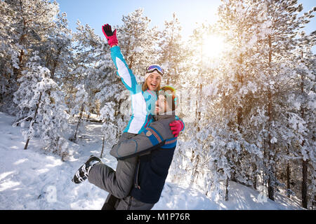 L'amour joyeux couple having fun in nature en hiver Banque D'Images