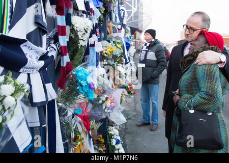 Le salon funéraire corbillard de Cyrille Regis visite le stade de football de West Bromwich avant un service commémoratif au sol. Banque D'Images