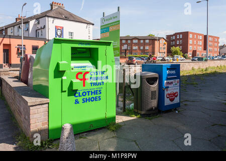 Point de recyclage et les cellules pour les vêtements et chaussures Banque D'Images