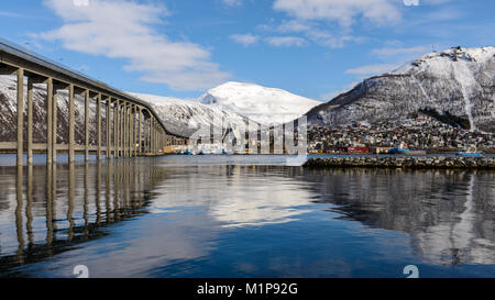 Une vue de Tromsdalen avec le pont de Tromsø, la cathédrale arctique et Tromsdalstinden (montagne). Tromsø, Norvège. Banque D'Images