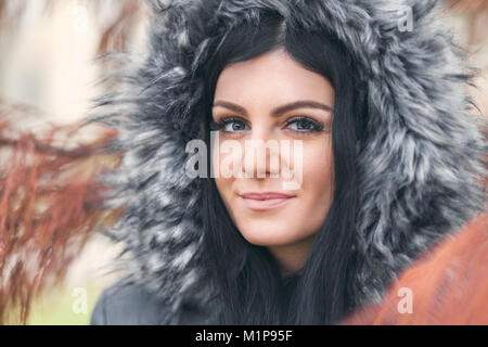 Belle jeune femme portant un capuchon de fourrure manteau d'hiver Banque D'Images