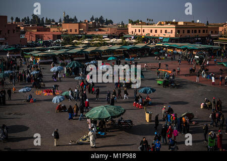 Marrakech,Maroc - Janvier 2018 : stands de nourriture sur la place Jamma el Fna place du marché à Marrakech,Maroc. Banque D'Images