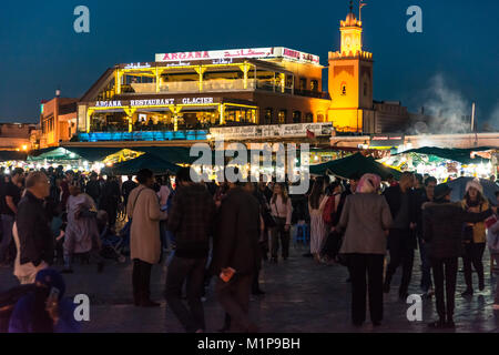 Marrakech,Maroc - Janvier 2018 : les heures de pointe du soir à Jamaa el Fna place du marché le soir. Banque D'Images