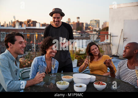 Six amis adultes bénéficiant d'une des parties sur un toit, Close up Banque D'Images