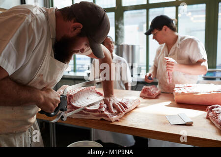 Trois bouchers préparer la viande,coupes de viande de boucherie, Close up Banque D'Images