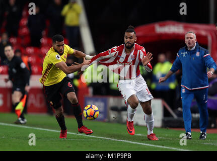 Stoke City's Eric Maxim Choupo-Moting (centre) batailles avec Adrian Mariappa Watford comme Stoke City manager Paul Lambert montres sur au cours de la Premier League match au stade de bet365, Stoke. Banque D'Images