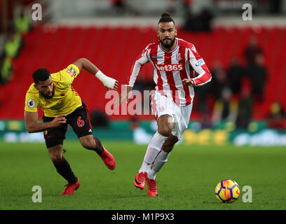 Stoke City's Eric Maxim Choupo-Moting (droite) et Watford Adrian Mariappa la bataille pour la balle durant le premier match de championnat à bet365, le stade de Stoke. Banque D'Images