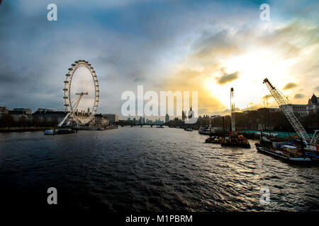 Vue du Golden Jubilee Bridge sur la Tamise avec le London Eye, Londres, Angleterre Banque D'Images