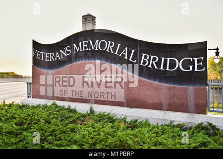 Veteran Memorial Bridge signer à Fargo, Dakota du Nord, USA. Banque D'Images