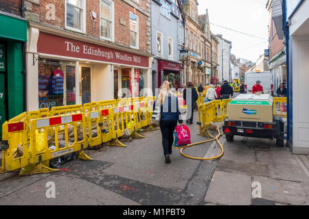 Les entrepreneurs du remplacement d'une conduite de gaz dans la rue commerçante piétonne Baxtergate Whitby North Yorkshire Angleterre UK Banque D'Images