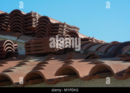 Les tuiles en argile moderne, pile sur un toit, prêt pour l'installation dans le sud de la France Banque D'Images