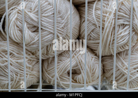 Pelotes de fil à tricoter blanc métal blanc en grille. Banque D'Images