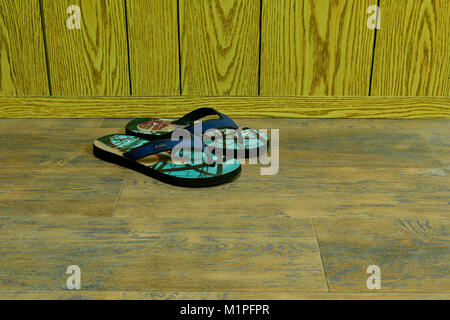 Sandales et tongs sur plancher en bois Banque D'Images