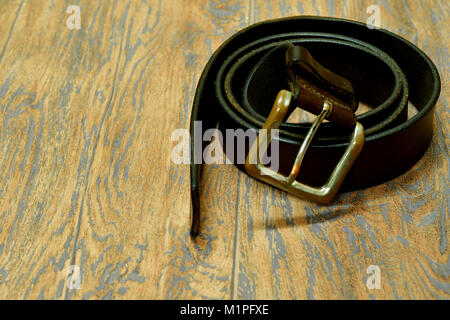 Ceinture homme en cuir style sport et cravate pour hommes par Gucci et plancher en bois Banque D'Images