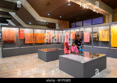 Malaysian family textiles anciens s'affiche au Muzium Sabah, Kota Kinabalu, Sabah, Bornéo, Malaisie Banque D'Images