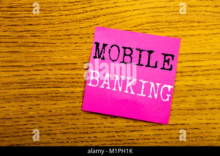 Texte d'annonce d'écriture montrant Mobile Banking. Concept d'affaires pour les services bancaires par Internet e-bank écrit sur sticky note papier vide, avec en arrière-plan Banque D'Images