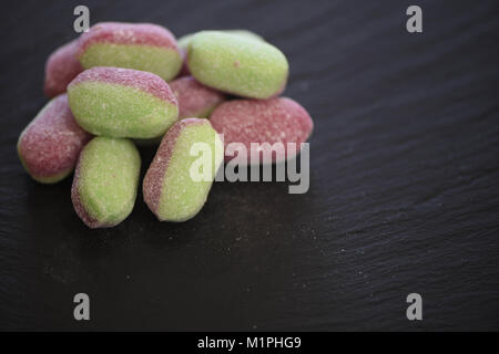 La nourriture de bonbons friandises ou sucre candy coated et bande de couleurs rouge et vert et aromatisé avec apple et Blackberry Banque D'Images