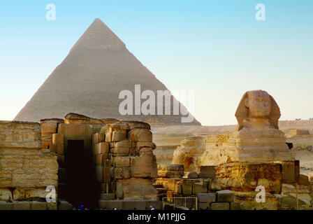 Grand Sphinx de Gizeh, et la Pyramide de Khafré, Egypte Banque D'Images