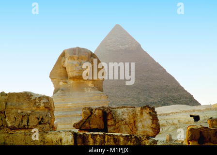 Grand Sphinx de Gizeh, et la Pyramide de Khafré, Egypte Banque D'Images