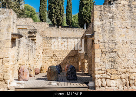 Vue sur les ruines du palais médiéval arabe musulmane fortifiée et ville de Medina Azahara dans la périphérie de Cordoba Banque D'Images