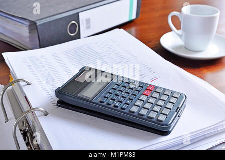 Lieu de travail ou à son lieu de travail scène avec les fournitures de bureau et tasse à café. Pause-café, scène de bureau. Antécédents En affaires avec tasse de café, d'une calculatrice. Banque D'Images