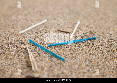 Coton-tiges à oreilles en plastique échoués sur une plage dans le Fife Ecosse Banque D'Images