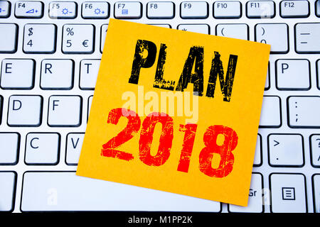 2018 Plan. Concept d'entreprise pour la planification du Plan d'action stratégie écrit sur sticky note sur le clavier blanc arrière-plan. Banque D'Images