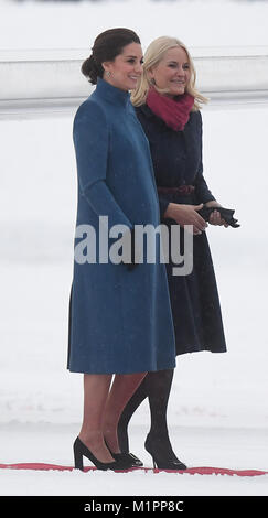 La duchesse de Cambridge (à gauche) marche avec la Princesse héritière Mette-Marit de Norvège comme elle arrive à l'Aéroport Gardermoen d'Oslo en Norvège. Banque D'Images