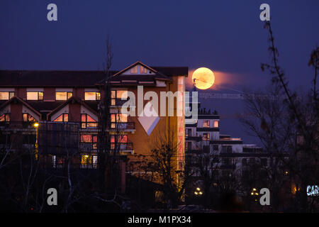 Bucarest, Roumanie - 31 janvier 2018 : Super Blue Blood Moon Rising près de l'hôtel Caro à Bucarest. Lunar rares trifecta. 31 janvier 2018 Bucarest Banque D'Images