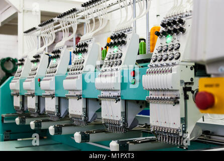 L'industrie textile factory à Gaborone, Botswana, l'Afrique , les machines à broder industrielles, Banque D'Images